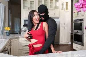 Nện nữ đồng nghiệp khó ưa nhưng "ngon"