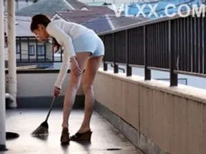 Nhờ chị gái dạy hôn