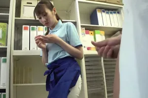 Cô giúp việc được thuê với giá cao đã vào nhà tắm nữ của trường đại học và bí mật quay lén nhiều người đẹp đang tắm và thay đồ