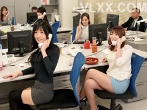 Cậu liếm trúng hạt le của mình rồi sướng quá