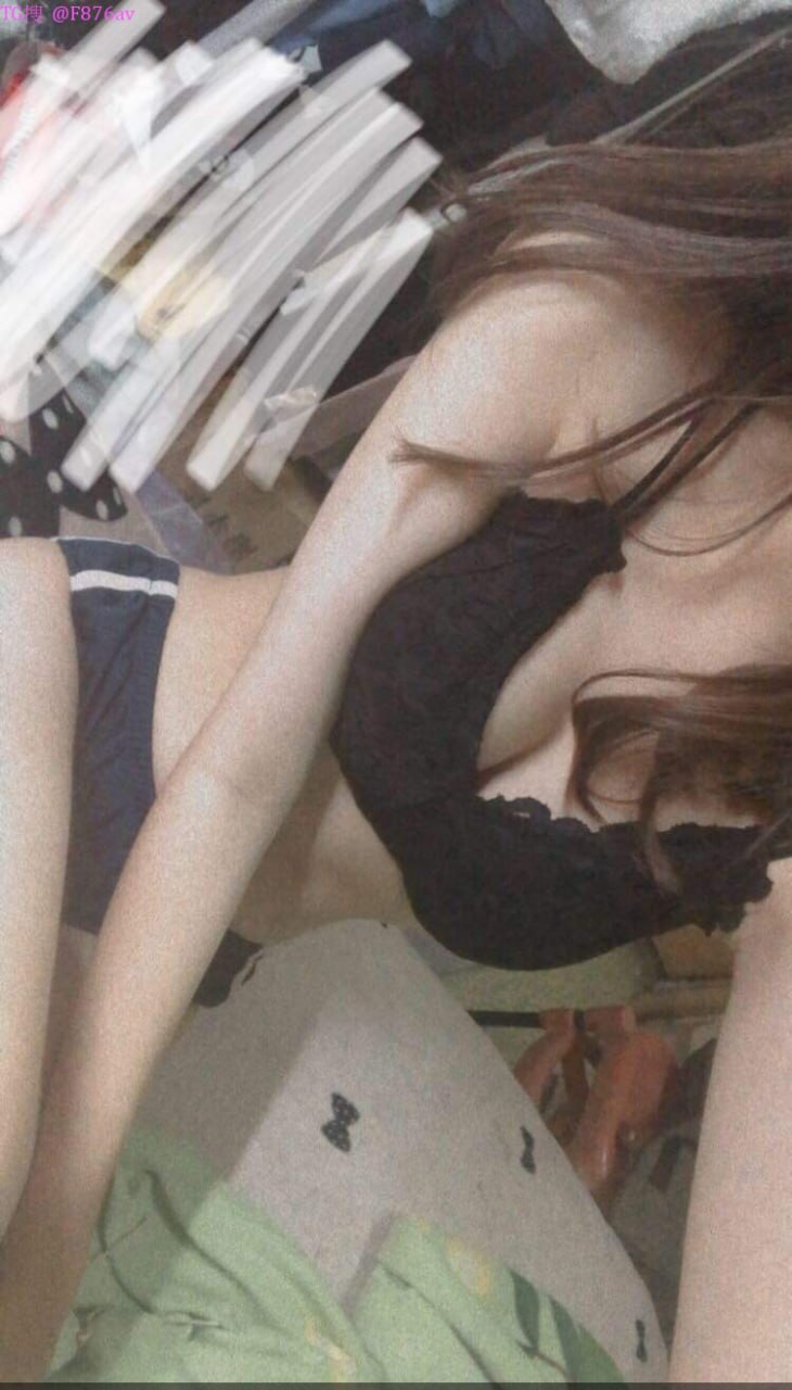 Ba em học sinh nữ dâm đãng và cậu thanh niên may mắn