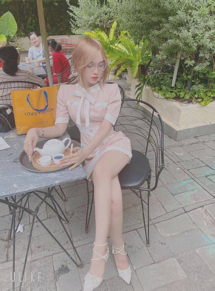 Một cô gái mới đã được thay thế, nhưng thuốc thì vẫn như cũ. Nhiều người đàn ông đang thủ dâm và để lộ mặt, quan hệ bằng miệng ở trên và quan hệ ở dưới...